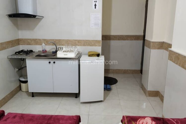 اتاق 201 سه تخت در مسافرخانه قم