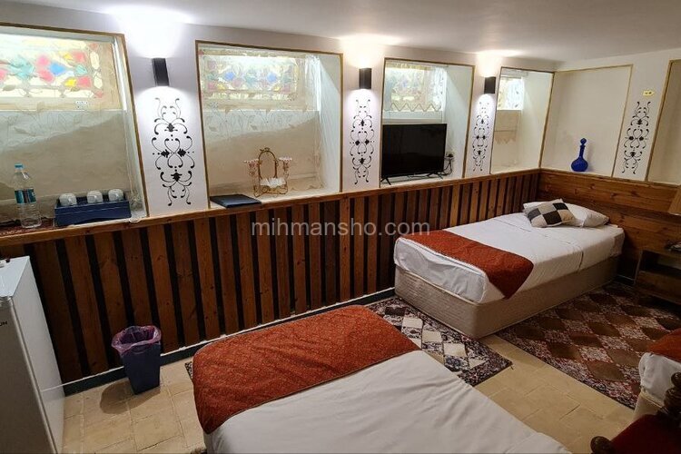 اتاق استاد ارحام صدر در اقامتگاه بومگردی اصفهان