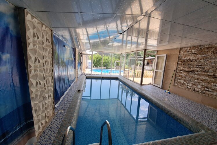 ویلا دوخواب استخر سرپوشیده آبگرم در چهارباغ