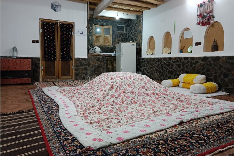 اتاق بهارنارنج دراقامتگاه بوم گردی برزک کاشان