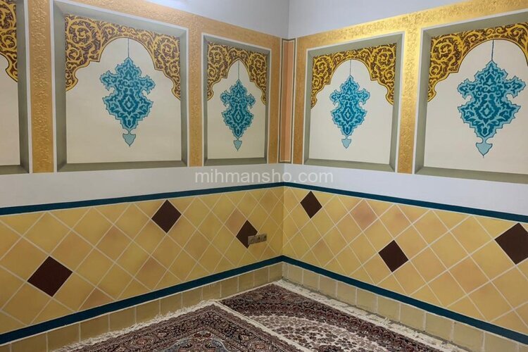 اتاق تک درخت در اقامتگاه بومگردی کاشان