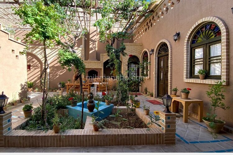 اتاق شاه نشین در اقامتگاه بومگردی دامغان