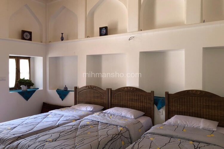 اتاق آینه در اقامتگاه بومگردی تفرش