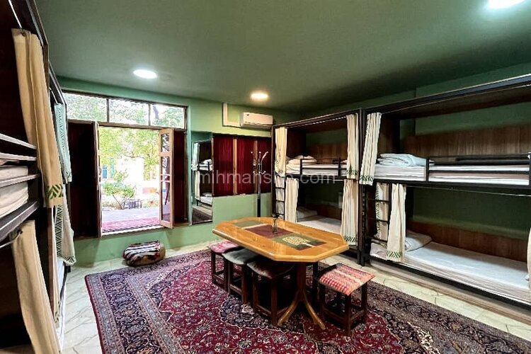 اتاق اشتراکی 8 نفره آقایان در اقامتگاه بومگردی اصفهان