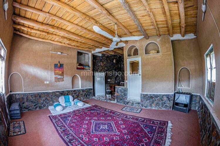 اتاق آفتابگردان دراقامتگاه بوم گردی برزک کاشان