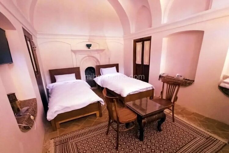 اتاق سنتی دوتخته گوشواره پنج دری در بوم گردی کاشان