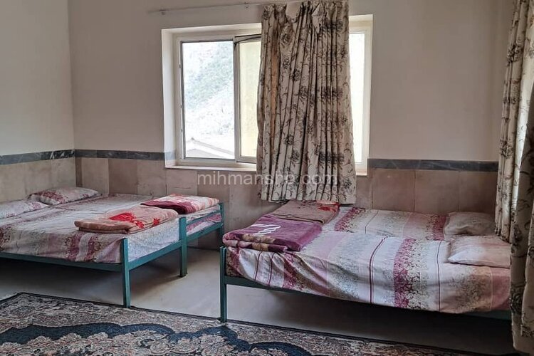 اتاق 4 تخت در اقامتگاه بومگردی آمل 5