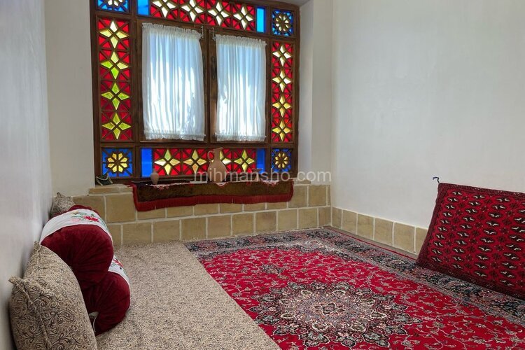 اتاق شاه نشین در اقامتگاه بومگردی دامغان