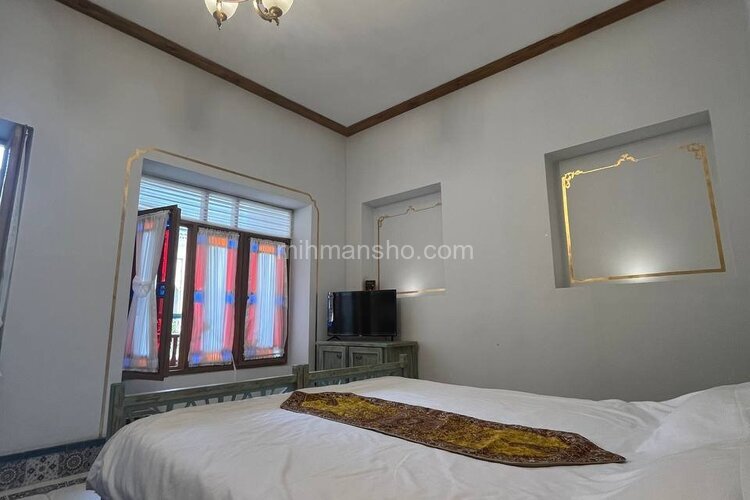 اتاق بالکن دار در عمارت بومگردی شیراز