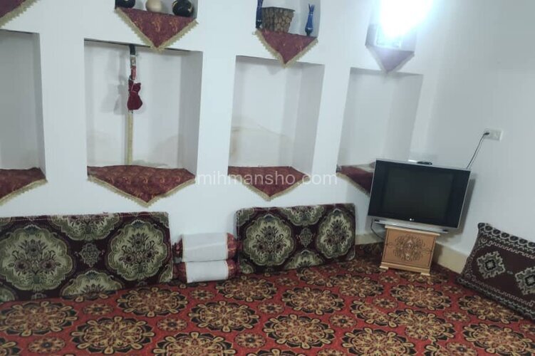 واحد تکخواب توت سفید در بومگردی برزک