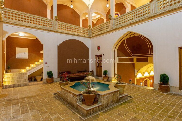 اتاق 4 نفره ویونا و وارونا  در هتل سنتی کاشان