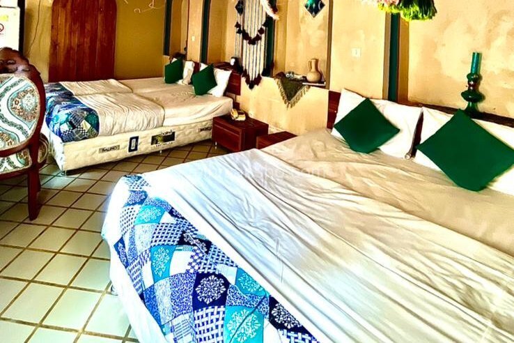 اتاق 4 نفره پنج دری در اقامتگاه سنتی شیراز