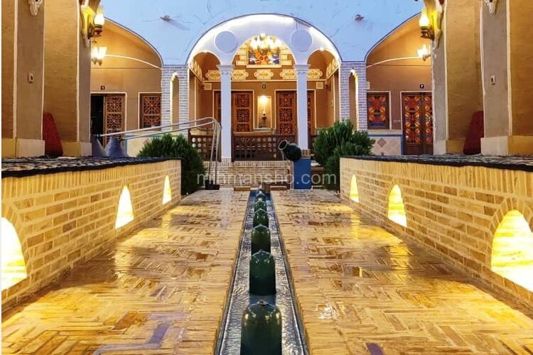 اتاق سه راه رئیس در اقامتگاه بومگردی کاشان