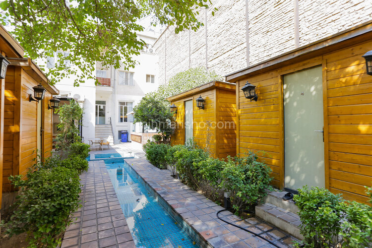اتاق کاتیج چوبی دبل در هاستل بهارستان