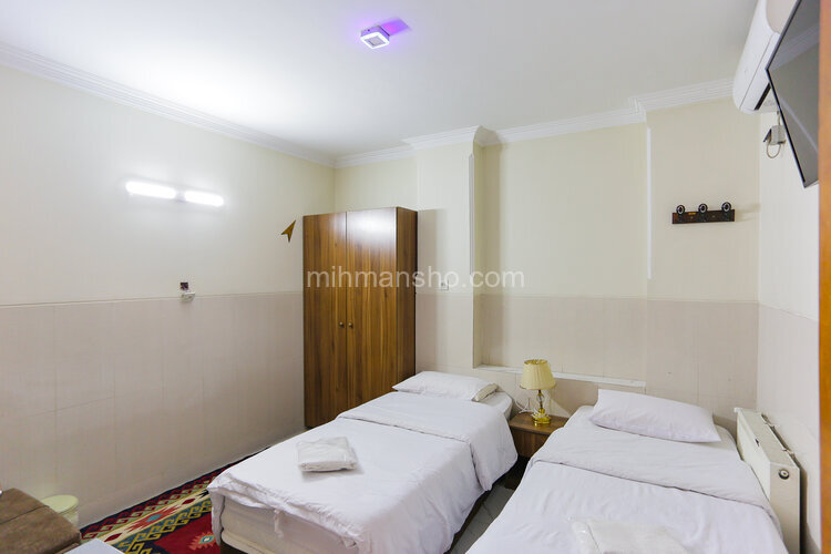 اتاق سه نفره با سرویس ایرانی کاناپه دار در هتل میدان راه آهن تهران