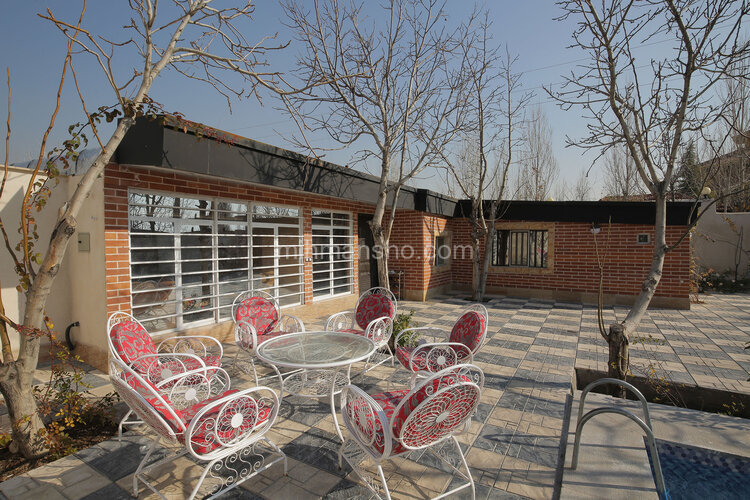 ویلا دوخواب در کردان | حیاط و میز و صندلی