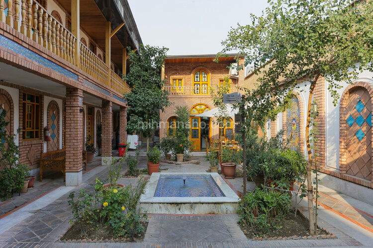 اتاق سه نفره با سرویس ایرانی کاناپه دار در هتل میدان راه آهن تهران