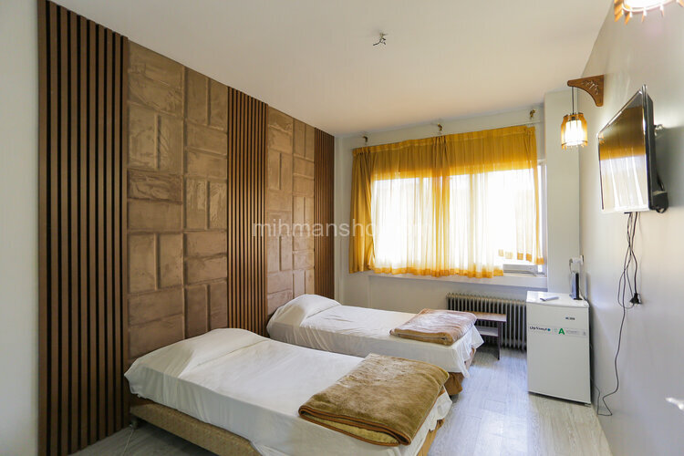 اتاق مبله دو تخت آوین  2 در هاستل انقلاب