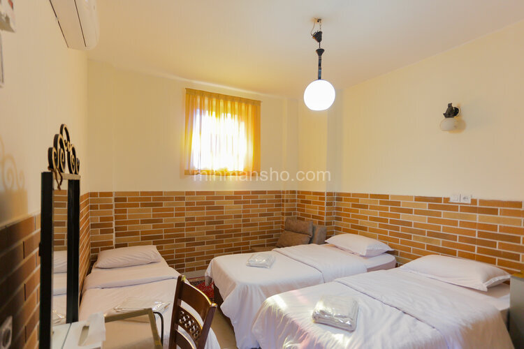 اتاق چهار نفره با سرویس فرنگی کاناپه دار در هتل تهران