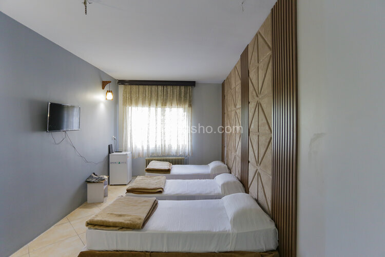 اتاق مبله سه تخت آوین 3 در هاستل انقلاب