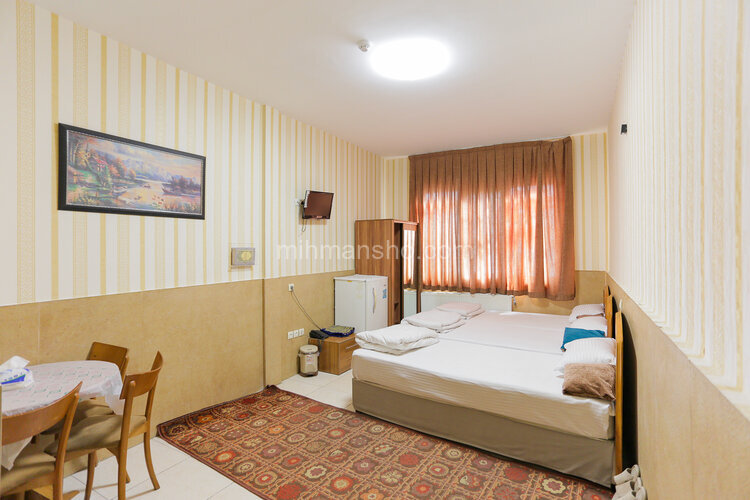 اتاق 302 سه تخت در مسافرخانه میدان خراسان