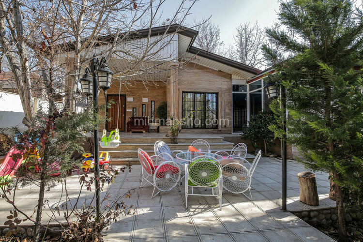 ویلا یک خواب اب گرم در سنقرآباد | حیاط و میز و صندلی