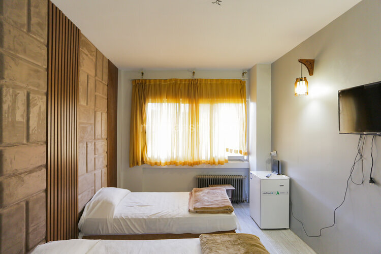 اتاق مبله دو تخت آوین  2 در هاستل انقلاب