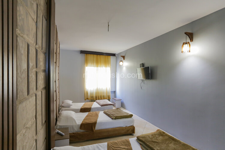 اتاق مبله سه تخت آوین  2 در هاستل انقلاب