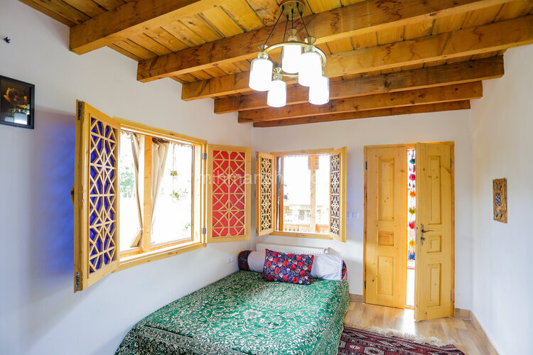 اتاق (1) در طبقه اول اقامتگاه بومگردی فومن